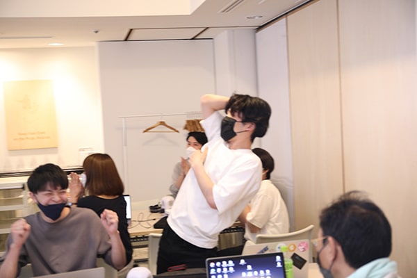 最優秀賞発表の瞬間、ガッツポーズをするチームFANCY