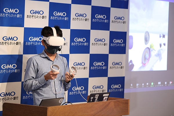現実空間ではVRゴーグルを着用